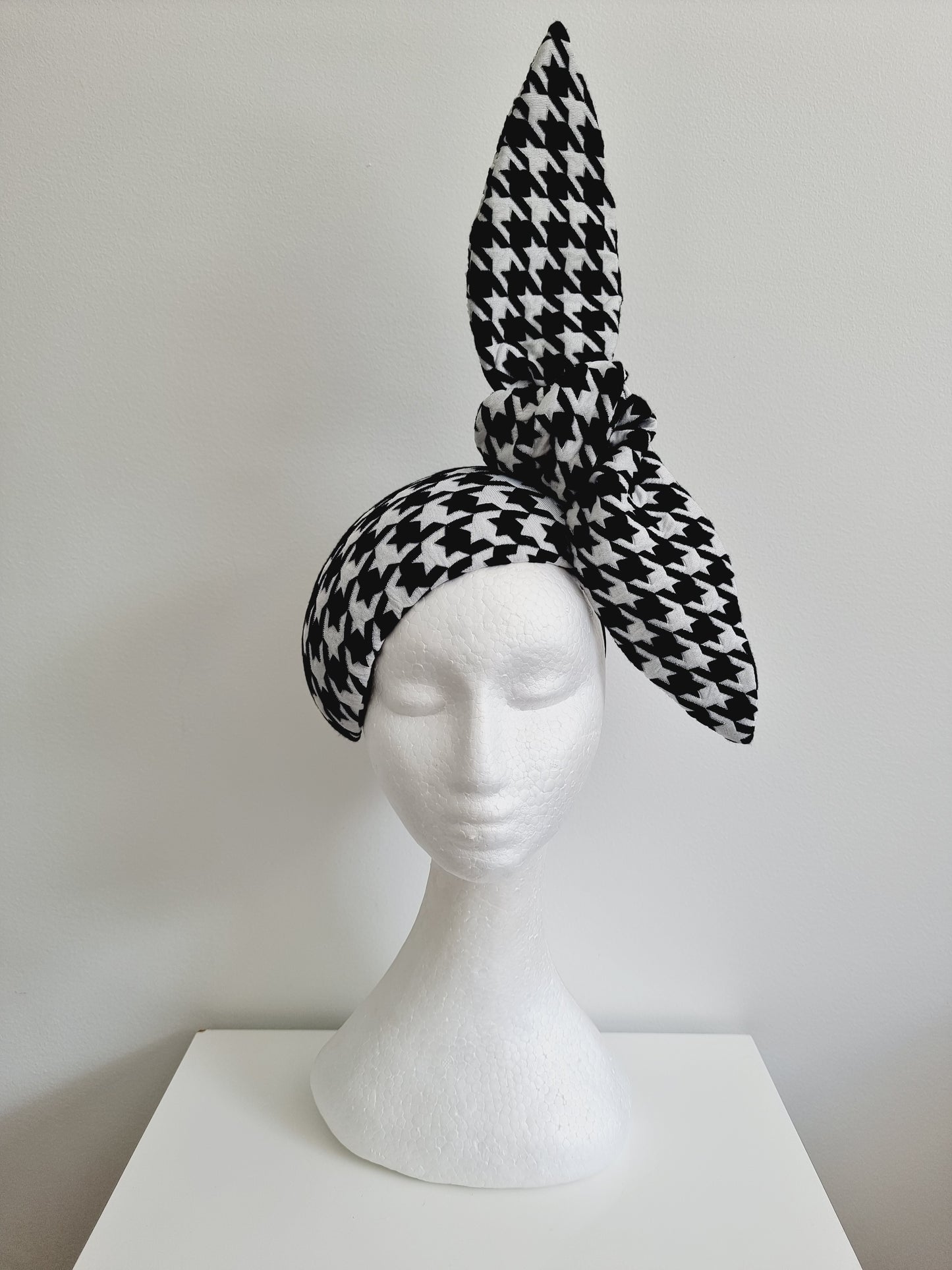 Miss Prestly. Womens black & white houndstooth fascinator