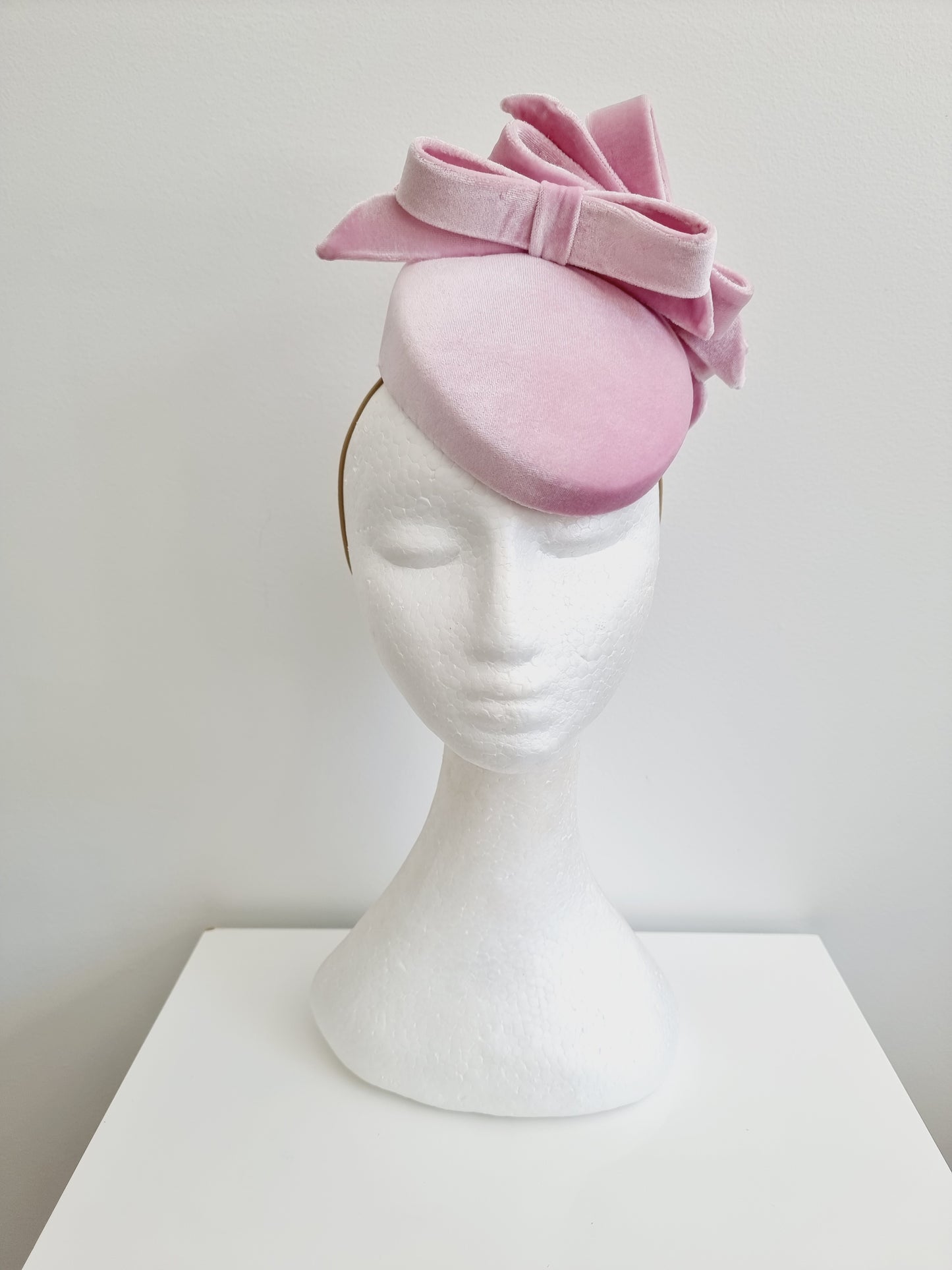 Miss Kesnett . Womens Pale Pink velvet slanted pillbox fascinator with bows