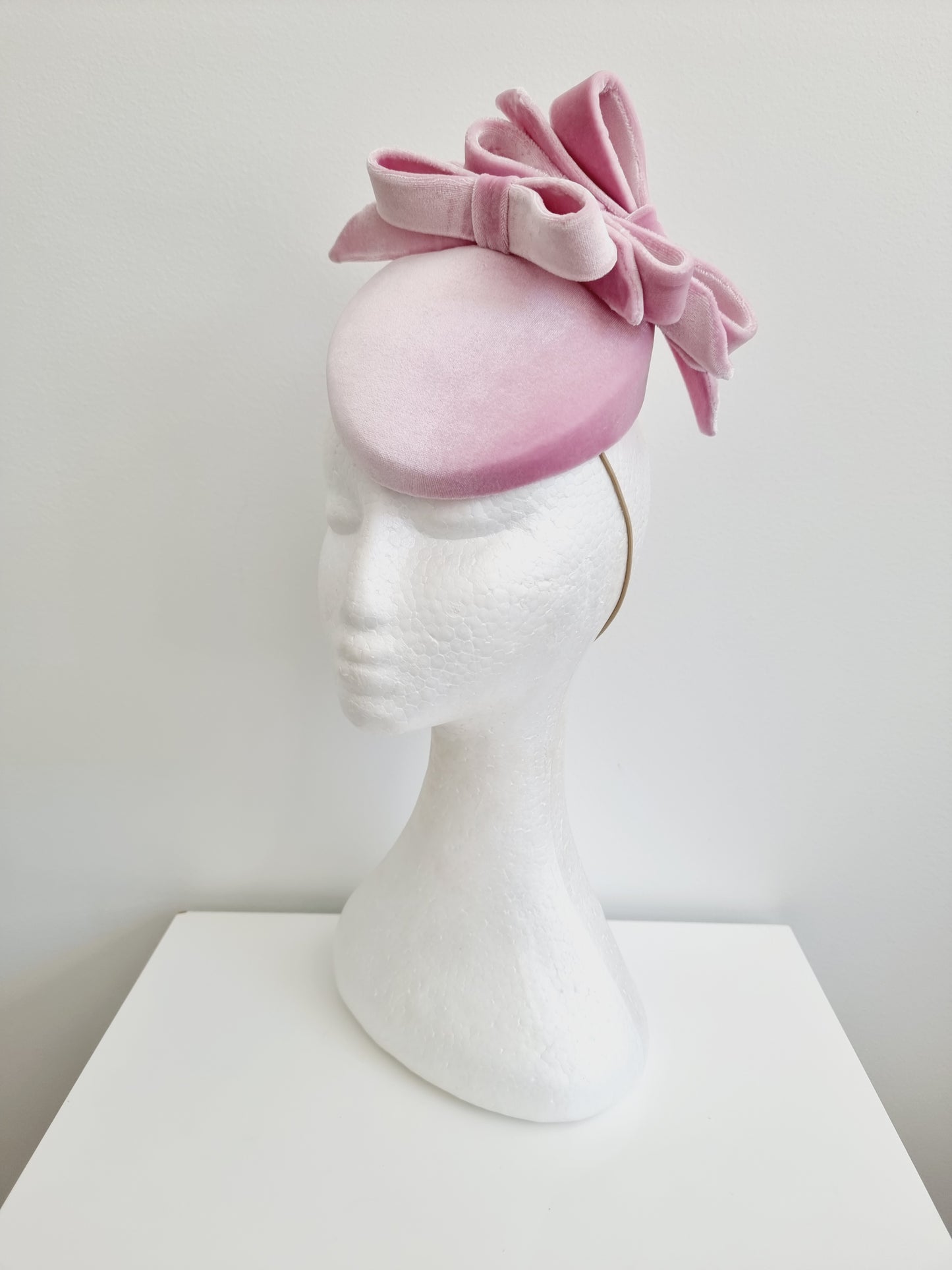 Miss Kesnett . Womens Pale Pink velvet slanted pillbox fascinator with bows