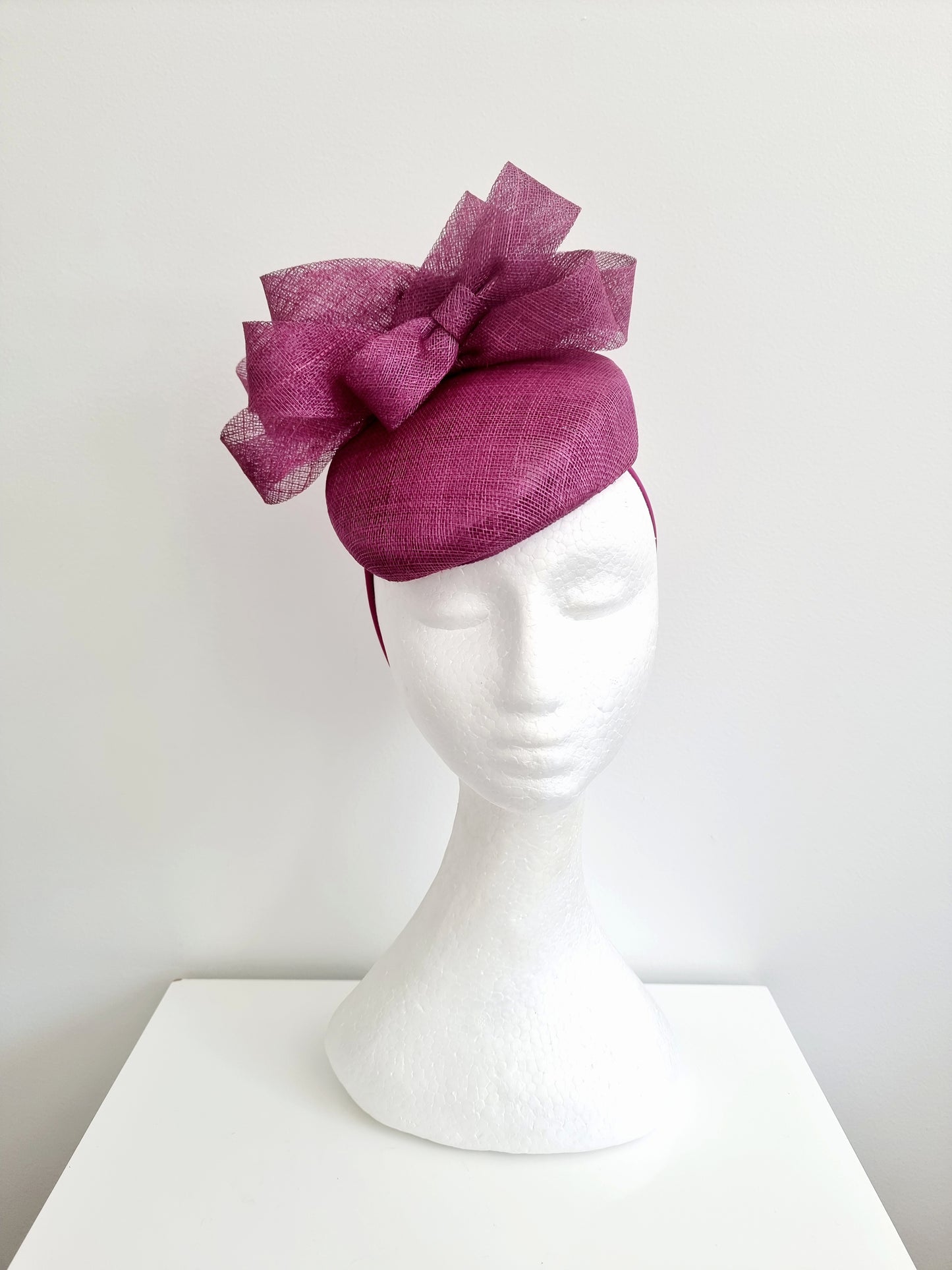 Miss Kesnett . Womens Magenta sinamay slanted pillbox fascinator with bows