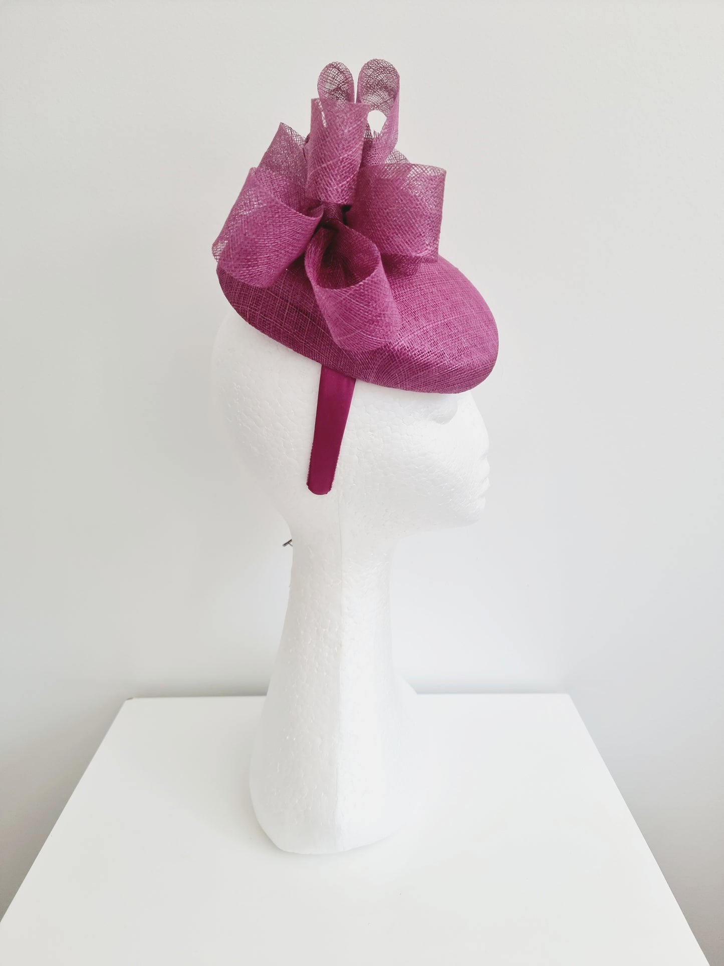 Miss Kesnett . Womens Magenta sinamay slanted pillbox fascinator with bows