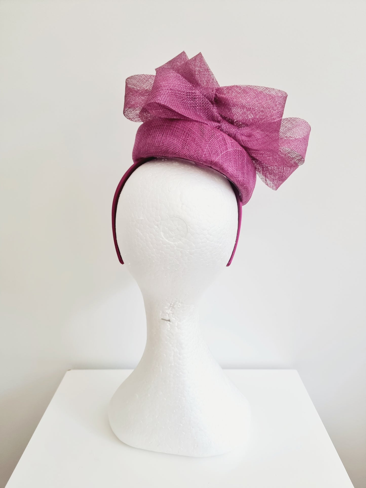 Miss Kesnett . Womens Magenta sinamay slanted pillbox fascinator with bows