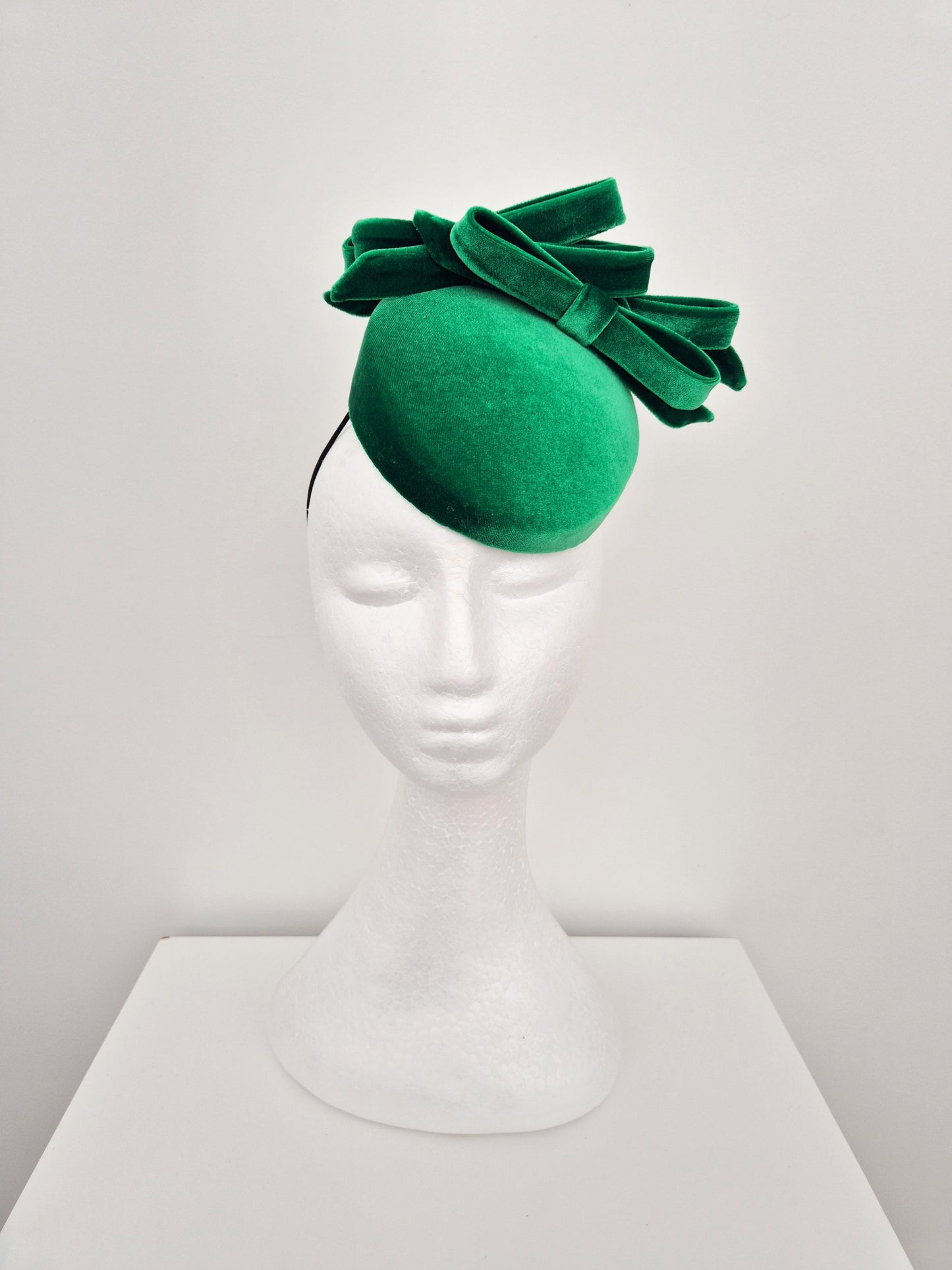 Miss Kesnett . Womens Green velvet slanted pillbox fascinator with bows