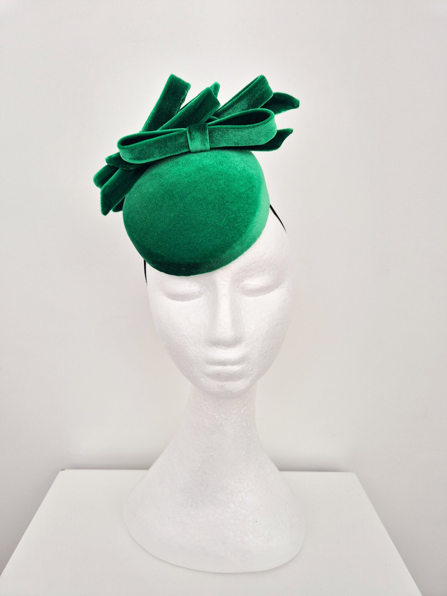 Miss Kesnett . Womens Green velvet slanted pillbox fascinator with bows